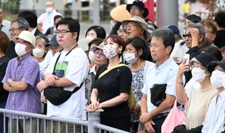 候補者の演説を聞く有権者ら＝15日午後、明石市内（撮影・大田将之）