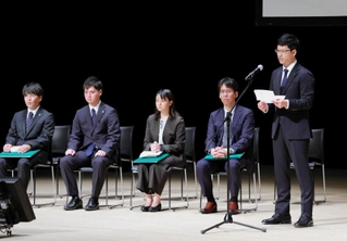 新聞協会賞を受賞した連載企画について、スピーチする小林良多記者（右）＝１６日午前、秋田市千秋明徳町（撮影・中西幸大）