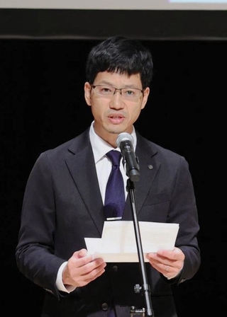 新聞協会賞を受賞した連載企画について、スピーチする小林良多記者＝１６日午前、秋田市千秋明徳町（撮影・中西幸大）