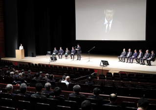 第７７回新聞大新聞で協会賞を受賞した連載企画「里へ　人と自然のものがたり」について、スピーチする小林良多記者＝１６日午前、秋田市千秋明徳町（撮影・中西幸大）