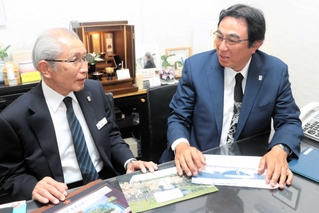 震災時の火葬を振り返る川嶋本店の江見敏さん（右）と中村宣夫さん＝神戸市須磨区中島町２