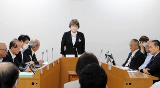 百条委員会の初会合であいさつする前迫直美委員長（中央）＝尼崎市東七松町１、尼崎市役所