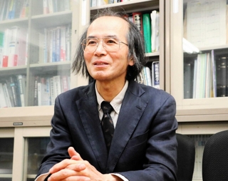 死体検案書の記載について悩んできたという神戸大大学院の上野易弘客員教授＝神戸市中央区