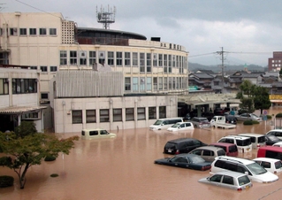 冠水した公立豊岡病院＝２００４年１０月２１日、豊岡市立野町