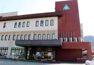 養父市役所＝養父市八鹿町八鹿