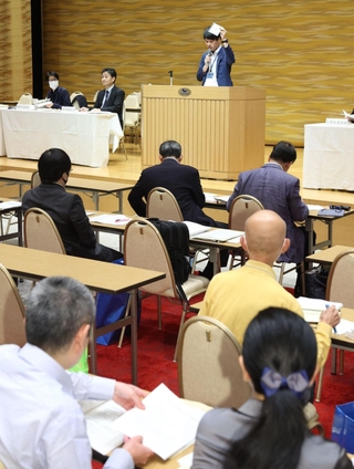 兵庫県知事選に向けて開かれた立候補予定者説明会＝１８日午後、神戸市内