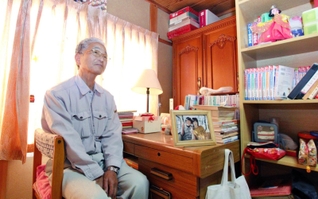 亡くなった当時のままにしてある娘正美さんの部屋で語る山本恭一さん＝豊岡市但東町