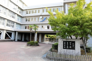 ２０２６年４月に新しい市立高校が開設される市立姫路高校の校舎＝姫路市辻井９