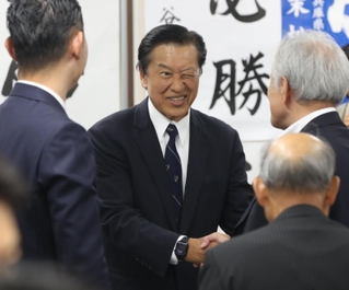 支援者にあいさつする山口壮氏＝２８日午前０時１９分、相生市旭１