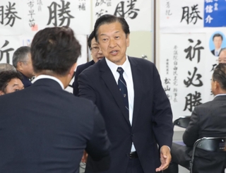 支援者にあいさつする山口壮氏＝２８日午前０時９分、相生市旭１