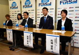 フットサルの全国女子選抜大会を前に会見する的場望杏選手（右端）ら＝神戸市役所