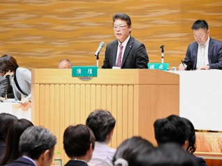 連合兵庫の地域委員会で、会長退任前にあいさつする福永明氏＝神戸市中央区
