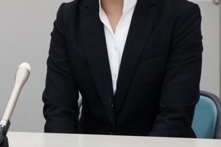 「性被害は泣き寝入りが多く、氷山の一角」と提訴理由を話す女性競輪選手＝３０日午後、神戸市中央区の兵庫県弁護士会館