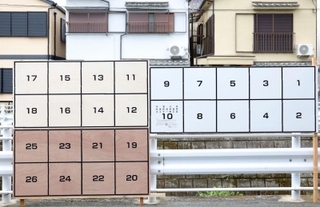 次々とたて増しされた兵庫県知事選の掲示板＝２９日午前、神戸市東灘区（撮影・中西幸大）