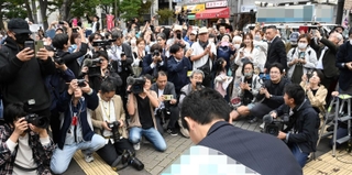 兵庫県知事選が告示され、第一声に臨む候補者と支援者ら＝３１日午前、神戸市中央区相生町１（撮影・大田将之、画像を一部加工しています）