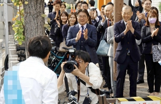 選挙戦が始まり、候補者を拍手で送り出す支持者ら＝３１日午前、神戸市中央区加納町４（撮影・笠原次郎、画像を一部加工しています）
