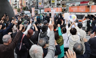 立候補者の出発式に集まった支援者ら＝３１日午前、神戸市中央区加納町４（撮影・小林良多、画像を一部加工しています）