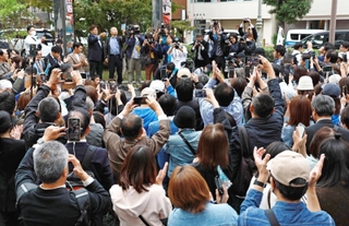 兵庫県知事選の立候補者の出陣式に集まった有権者ら＝３１日午前、神戸市中央区相生町１（撮影・長嶺麻子、画像を一部加工しています）
