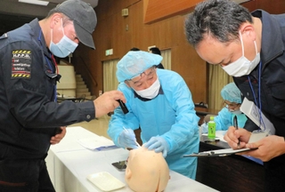 兵庫県歯科医師会と県警などが大規模災害を想定して行った身元確認の研修会＝２０２３年１２月、神戸市中央区