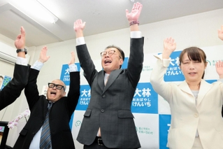 万歳する大林賢一氏（中央）＝養父市八鹿町八鹿