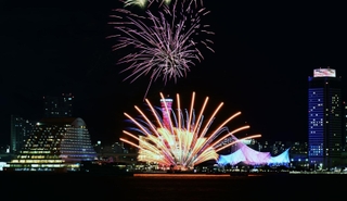 神戸のウォーターフロントを彩る花火＝２１日夜、神戸市中央区港島１、ポーアイしおさい公園から（撮影・大田将之）