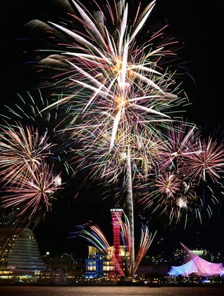 神戸の秋の夜空を彩った花火＝２１日夜、神戸市中央区港島１、ポーアイしおさい公園から（撮影・大田将之）