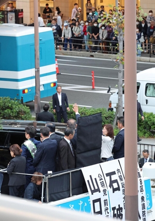 石破茂首相が来援した街頭演説。厳重な警備体制を敷かれた＝２０日午後、尼崎市内（画像の一部を加工しています、撮影・小林良多）