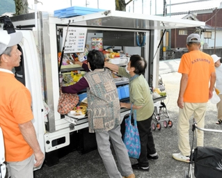 「ええまち比也野里」が週に２回運行する移動販売車＝西脇市内