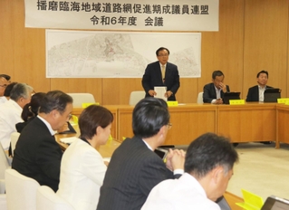 「播磨臨海地域道路」の整備について意見を交わす兵庫県議ら＝２３日午後、神戸市中央区