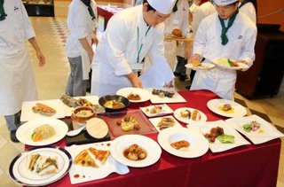 ピザ、ビビンバ、ギョーザなどヒレナマズを活用した料理コンテストの作品＝日本調理製菓専門学校