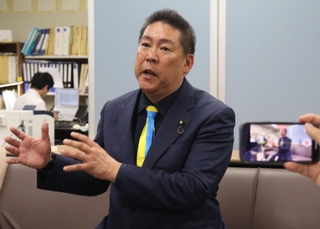 兵庫県知事選への立候補を表明し、会見する立花孝志氏＝２４日午後、神戸市中央区