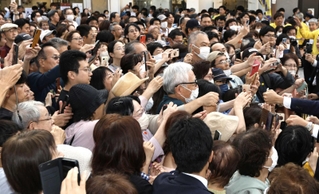 衆院選立候補者の街頭演説に集まった人たち＝神戸市内（画像の一部を加工しています）