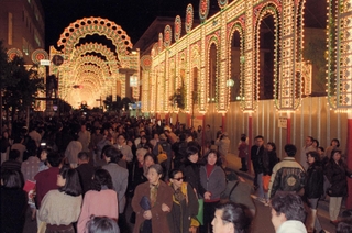 １９９５年１２月、神戸で初めて開かれたルミナリエ
