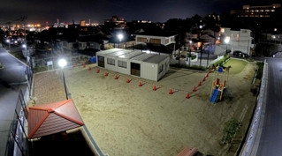 公園に突如現れた仮設の投票所。兵庫県知事選の投開票日翌日の１１月１８日まで設置が続く＝神戸市東灘区御影山手４