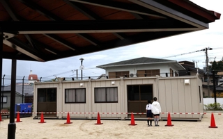 公園に突如現れた仮設の投票所。兵庫県知事選の投開票日翌日の１１月１８日まで設置が続く＝神戸市東灘区御影山手４