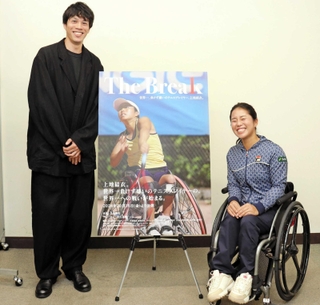上地結衣選手（右）が金メダルを獲得するまでの軌跡をたどったドキュメンタリー映画を製作した新山正彰監督＝大阪市北区