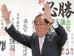 支援者に感謝を示す松本剛明氏＝姫路市東延末２（撮影・辰巳直之）