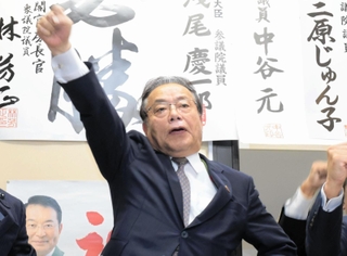 勝ちどきを上げる谷公一氏＝豊岡市塩津町（撮影・丸山桃奈）