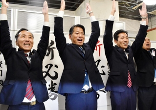 支持者らと万歳をする山田賢司氏（左から２人目）＝西宮市羽衣町