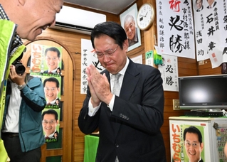 小選挙区で敗れ、険しい表情で支援者にあいさつする市村浩一郎氏＝宝塚市逆瀬川２（撮影・大田将之）