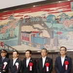 開業当時のＪＲ神戸駅付近を描いた錦絵をあしらったモニュメントを除幕した関係者ら＝神戸市中央区相生町３