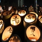 祈りを込めた文字がろうそくのあかりに浮かび上がった＝１７日午前５時２５分、神戸市中央区加納町６、東遊園地（撮影・長嶺麻子）