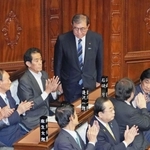 衆院本会議で第１０２代首相に指名され、起立する自民党の石破茂総裁。左端は麻生太郎最高顧問、同２人目は菅義偉副総裁＝１日午後２時１４分