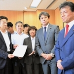 兵庫県議会の会派「維新の会」から、次期知事選への立候補要請を受けた清水貴之参議院議員（右から２人目）＝２日午後、兵庫県庁