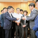 兵庫県議会の会派「維新の会」から、次期知事選への立候補要請を受けた清水貴之参議院議員（右から２人目）＝２日午後、兵庫県庁