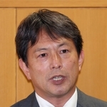 兵庫県知事選に立候補する意向を固め、取材に応じる日本維新の会の清水貴之参院議員＝２日午後、兵庫県庁（撮影・小林良多）