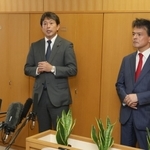 兵庫県知事選に立候補する意向を固め、取材に応じる日本維新の会の清水貴之参院議員（左）。右は兵庫維新の会代表の片山大介参院議員＝２日午後、神戸市中央区、兵庫県庁（撮影・小林良多）
