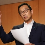自民党県議団の総会後、報道陣の取材に応じる北野実幹事長＝３日午後、兵庫県庁（撮影・長嶺麻子）