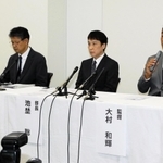 関西学院大アメリカンフットボール部員の処分について会見する大村和輝監督（右端）ら＝３日午後、大阪市北区