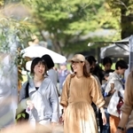 ようやく吹き始めた秋風。神戸の都心で開かれたイベントには秋らしい装いの人たちもいた＝５日午後、神戸市中央区、東遊園地（撮影・小林良多）